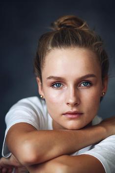 Next photo of Olivia DeJonge