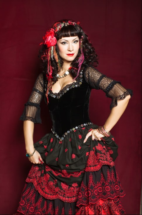 Yigitlar konkida uchuvchi qizni uchratib qolishdi va uni jinsiy aloqa qilish haqida gapirishdi.