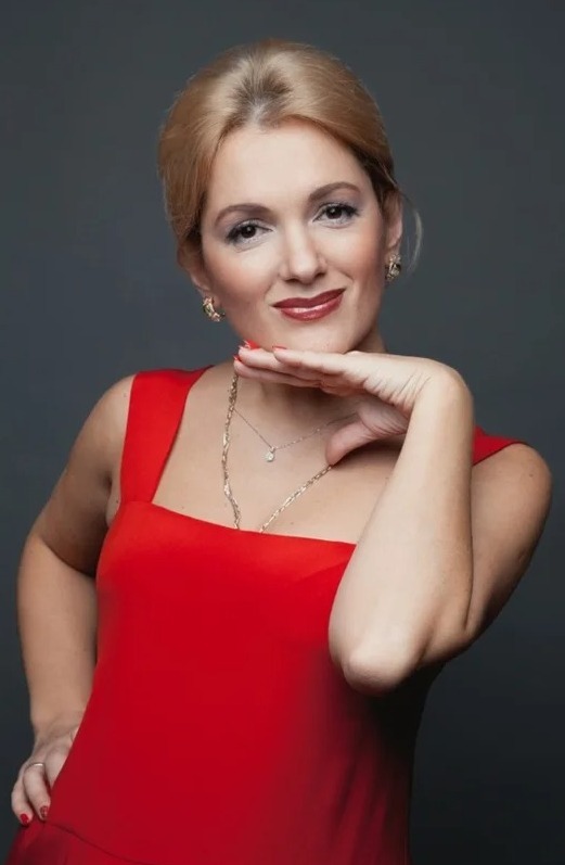 Porno uning etagini kotardi va kiritilgan